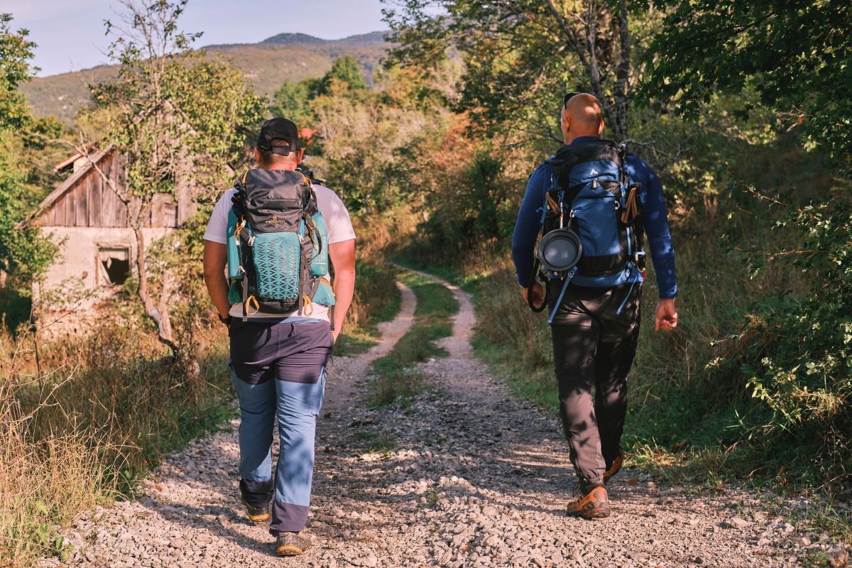 planinar na proljetnom usponu s ruksakom