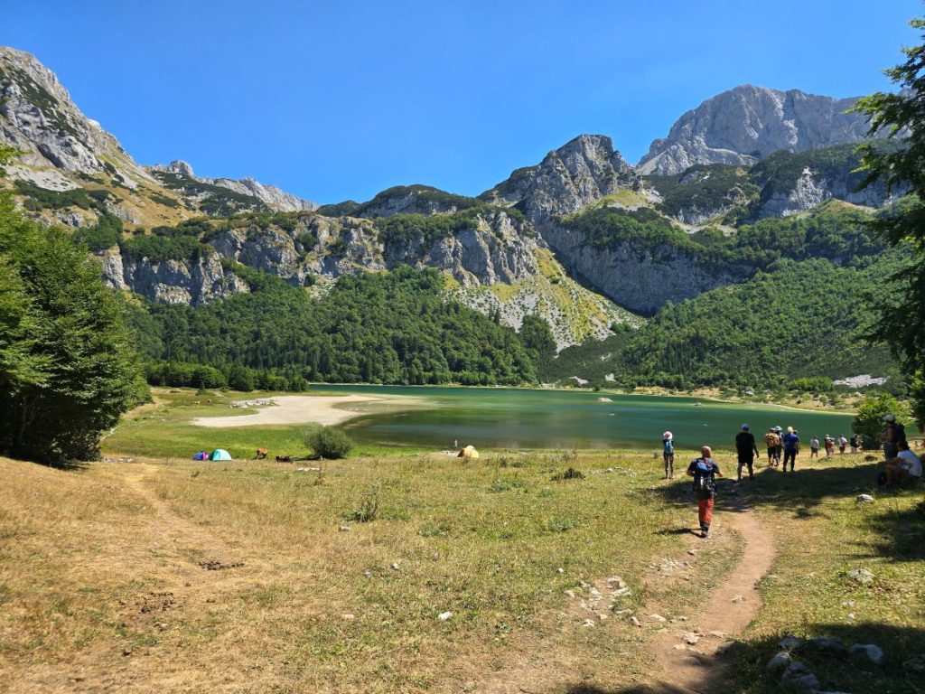 silazak s planine sigurnost kretanje nizbrdo planinarski izlet