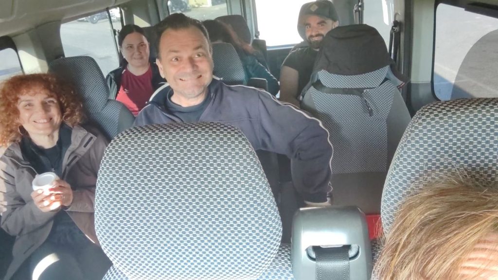 vožnja do planine planinarski izlet put prema polazištu rano jutro