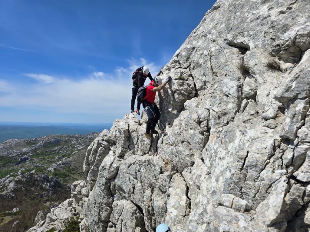 Pogled s izložene ferate na planinski krajolik