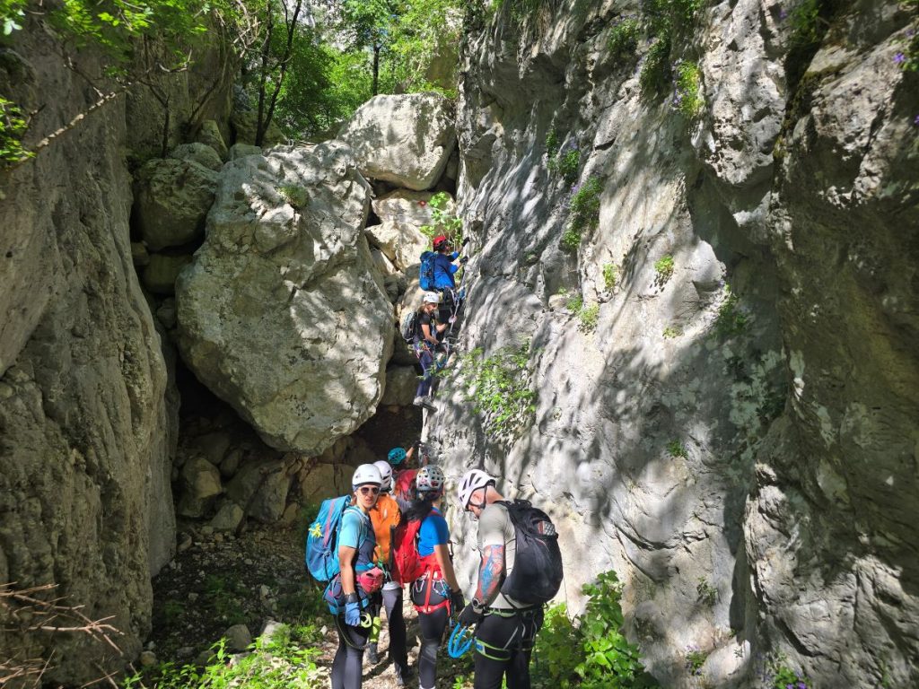 Manja grupa planinara na vođenoj ferati